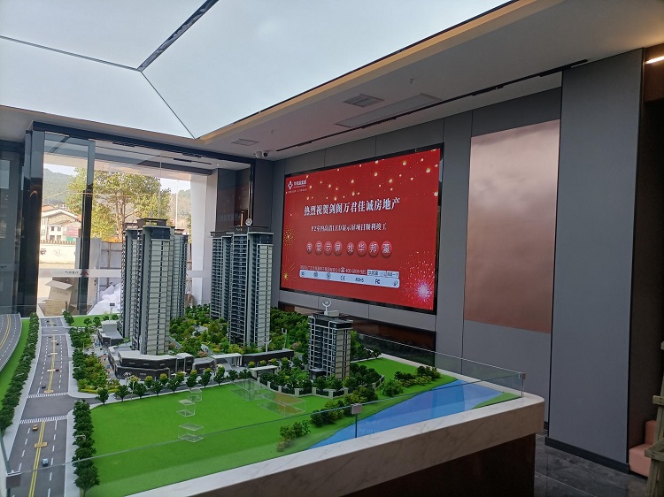 如今，在劍閣萬君佳城房地產(chǎn)售樓處，P2室內(nèi)LED顯示屏憑借優(yōu)越的可視性和強烈的視覺沖擊力，成為售樓處宣傳的得力助手。